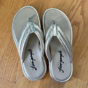Free People Wonderland gold metallic Thong Platform Sandals Size 38.5